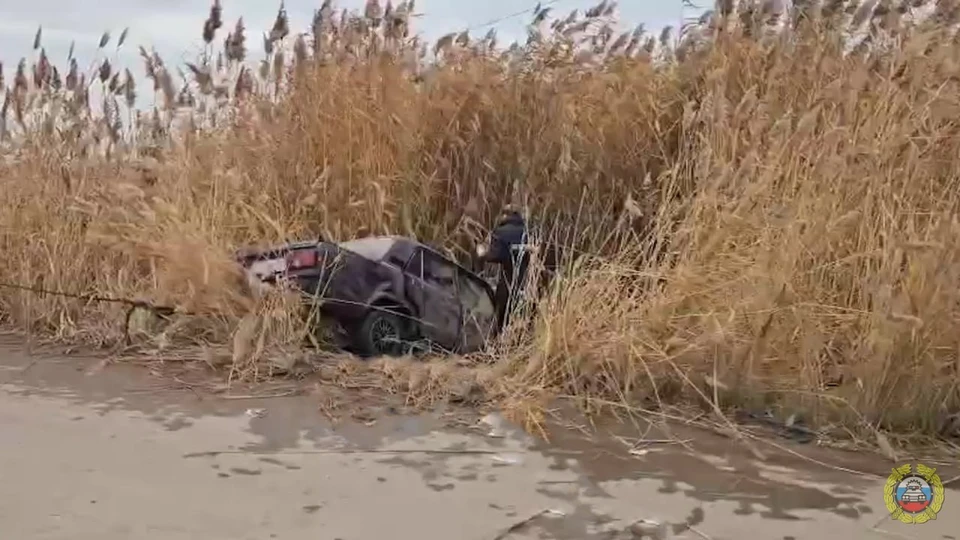 Автомобиль с детьми упал в воду.