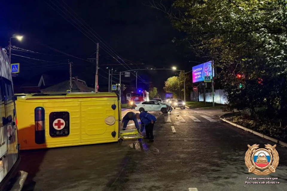 В ДТП пострадали два пассажира "скорой" и один - в иномарке. Фото: УГАИ по Ростовской области