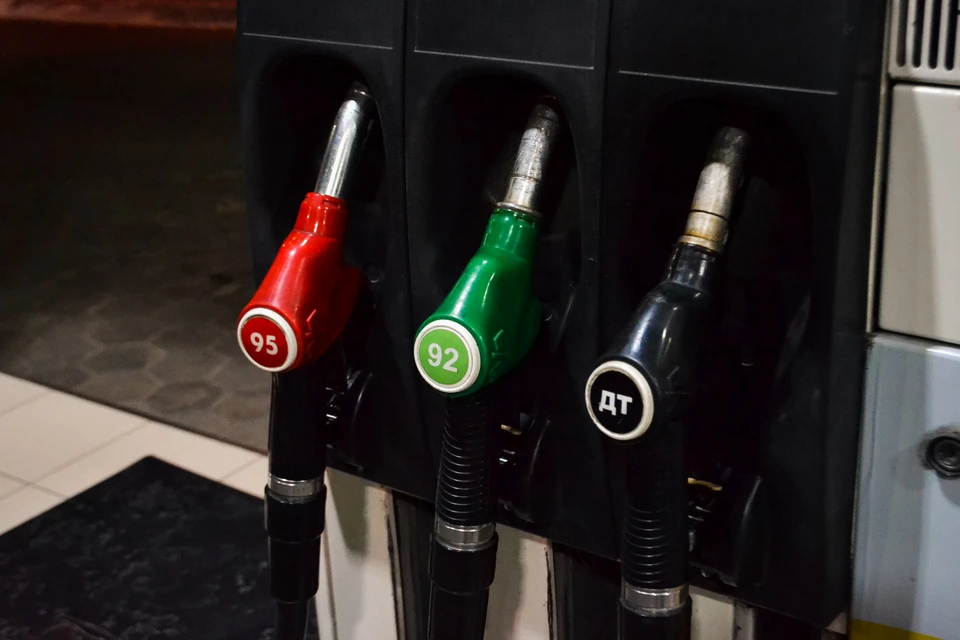 В Новосибирске за год резко подорожал бензин.