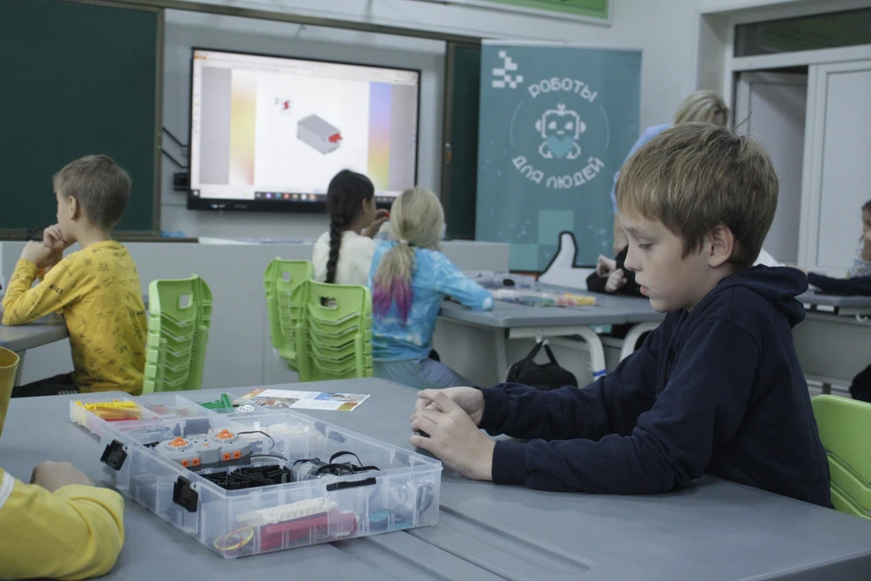 Школьники с азартом собирали своих первых роботов