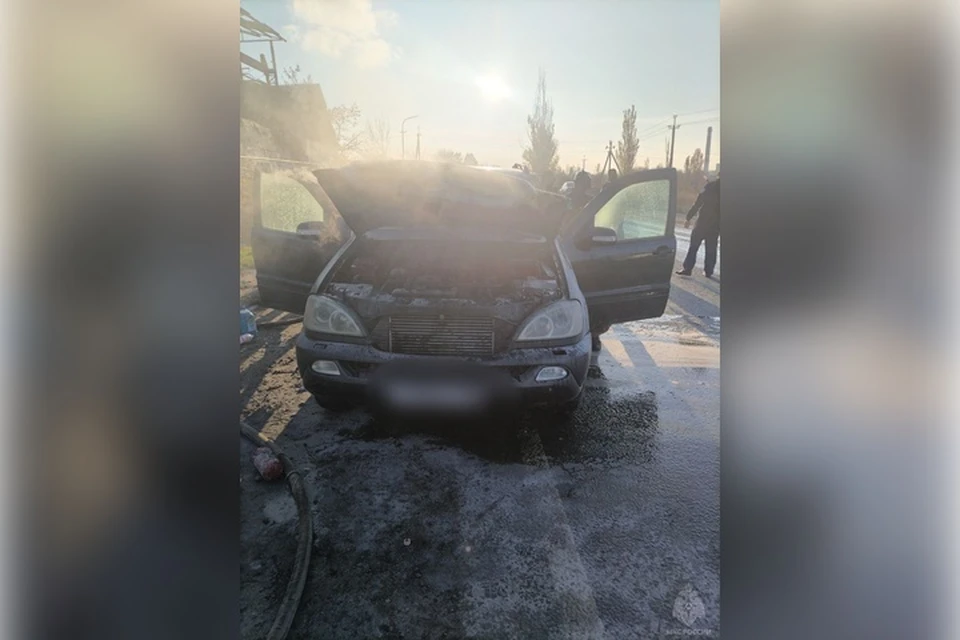 Пламя охватило моторный отсек и часть салона. ФОТО: МЧС России