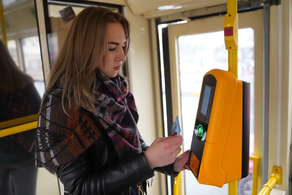 Общественный транспорт Нижнего Новгорода переводят на систему безналичной оплаты.