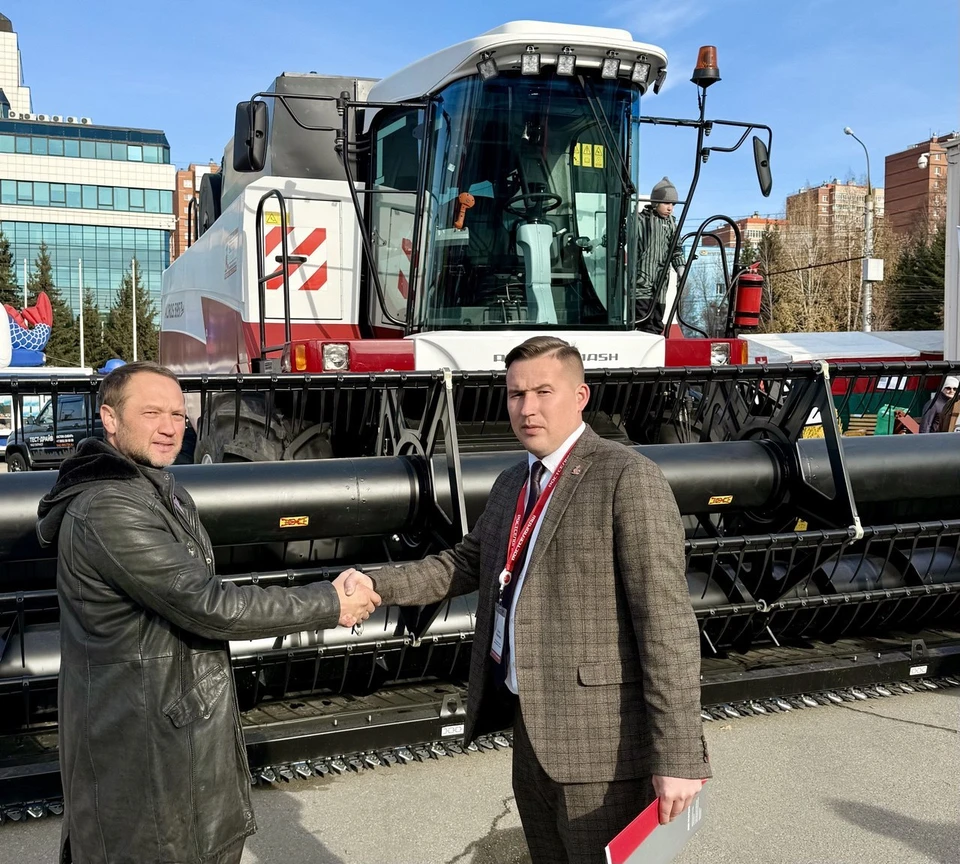 Счастливым приобретателем зерноуборочного комбайна ACROS 595 Plus стал Павел Бакаев, руководитель крестьянско-фермерского хозяйства. Фото: Кузнецов Денис