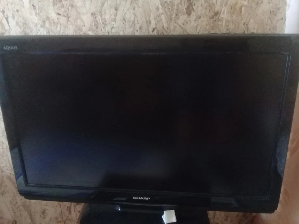 Дверь одного из домов оказалась незапертой, а хозяев не было. Злоумышленник забрал телевизор и ушел.