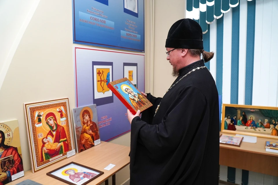 Участники конкурса выполнили свои работы в традиционных техниках иконописи. Фото: УФСИН России по Кировской области.