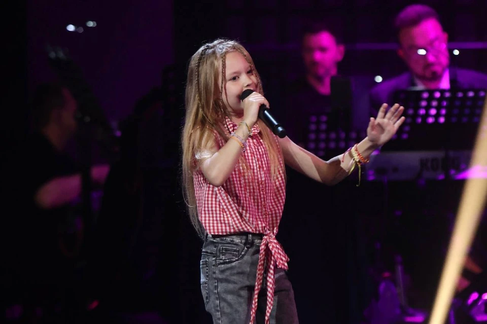 Таня во время выступления на передаче «Голос.Дети». Фото: предоставлено Светланой.