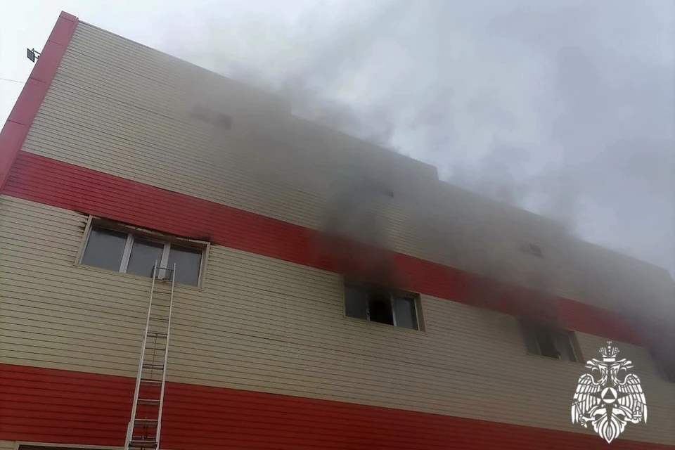 Пожар произошел в торговом центре в Тайшете 1 ноября.