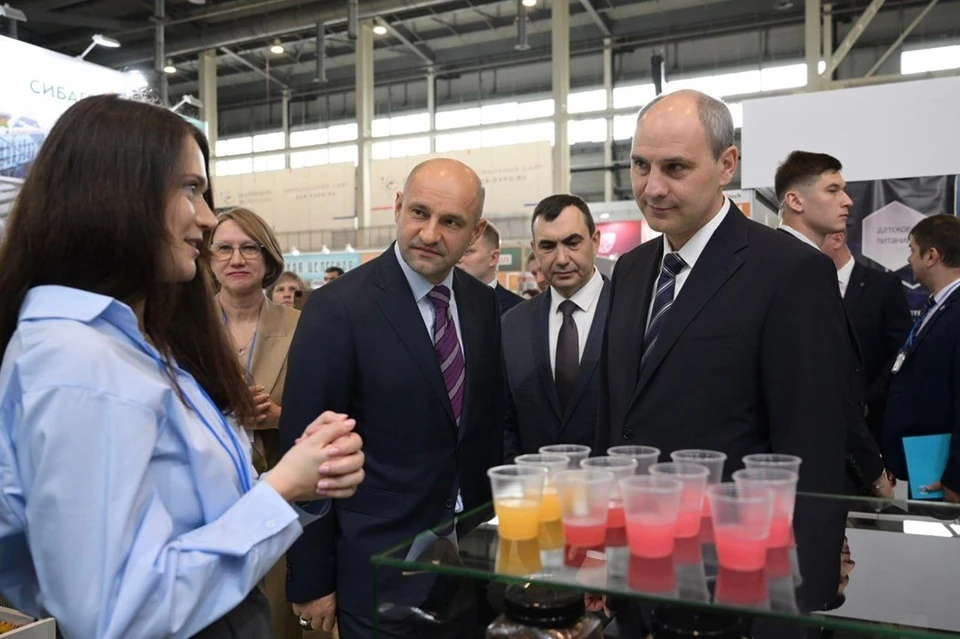 В первый день выставку посетили полпред в УрФО Артем Жога и глава Свердловской области Денис Паслер. Фото: пресс-служба полпреда в УрФО