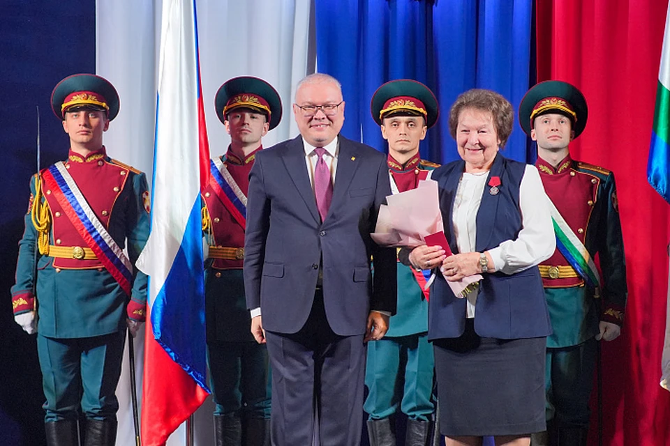 Александр Соколов вручил государственные награды от Президента Владимира Путина. Фото: Пресс-центр Правительства Кировской области.