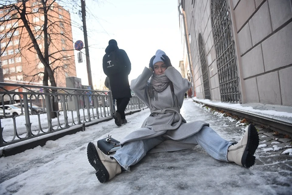 Пешеходам советуют выбирать удобную обувь с нескользящей подошвой.