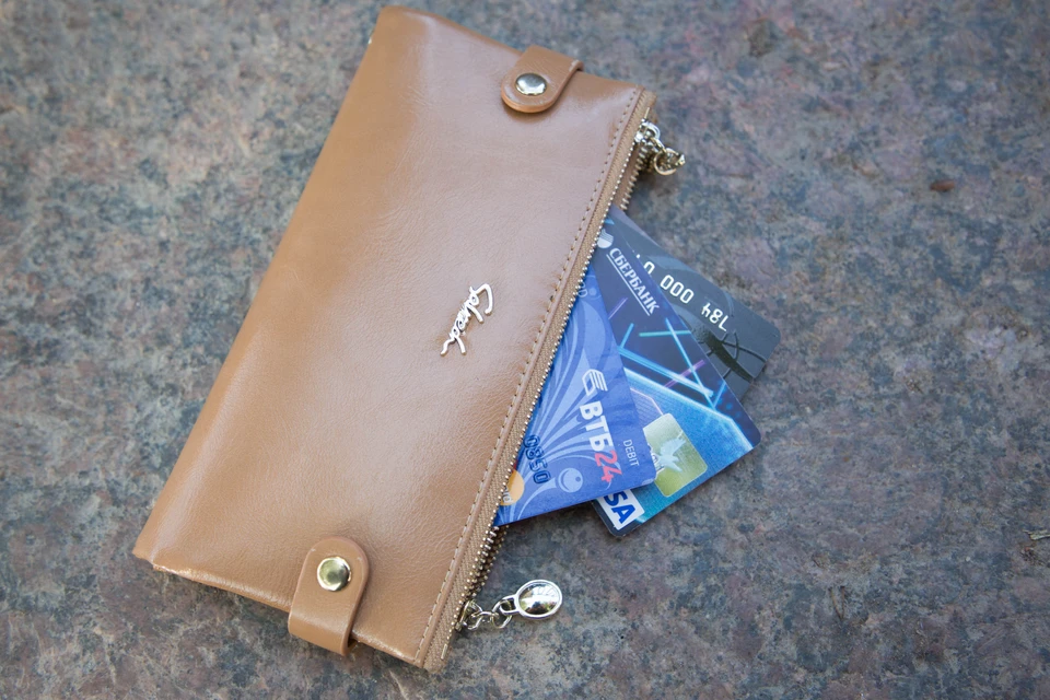 Клиенты выездного сервиса часто оформляют дебетовые и молодежные карты.