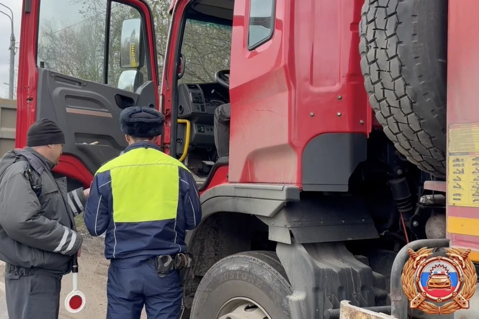 Проверка технического состояния грузовика на одном из постов. Фото: Госавтоинспекция Тверской области.
