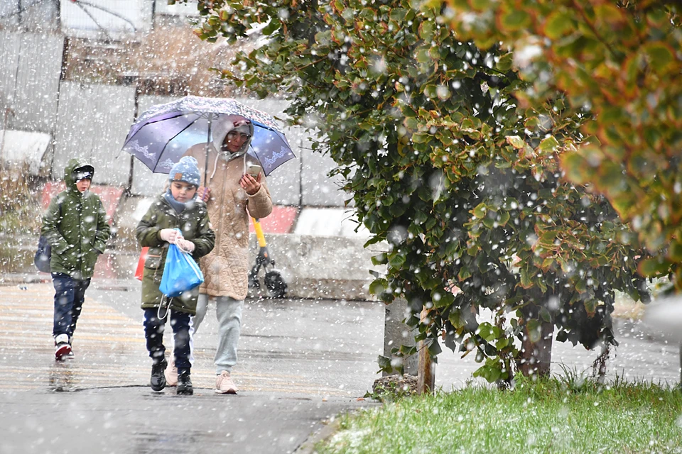Формально первый мокрый снег уже кружился над столицей в начале октября, но на землю не ложился