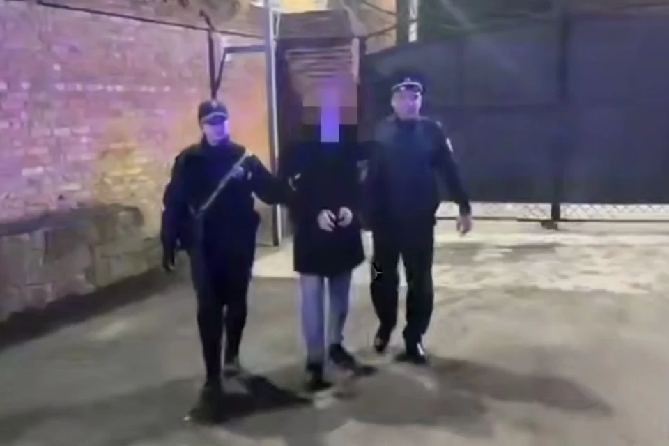 В Ростове задержали мужчину, устроившего кровавый ритуал с головой коровы, фото: скриншот из видео ведомства