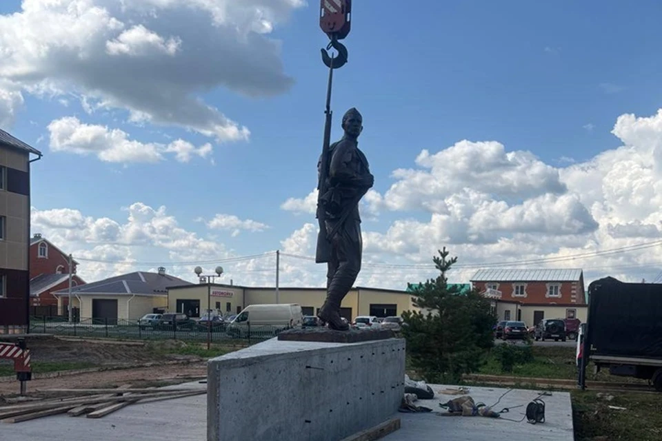 Бронзовая скульптура символизирует переход из мира живых в вечную память.