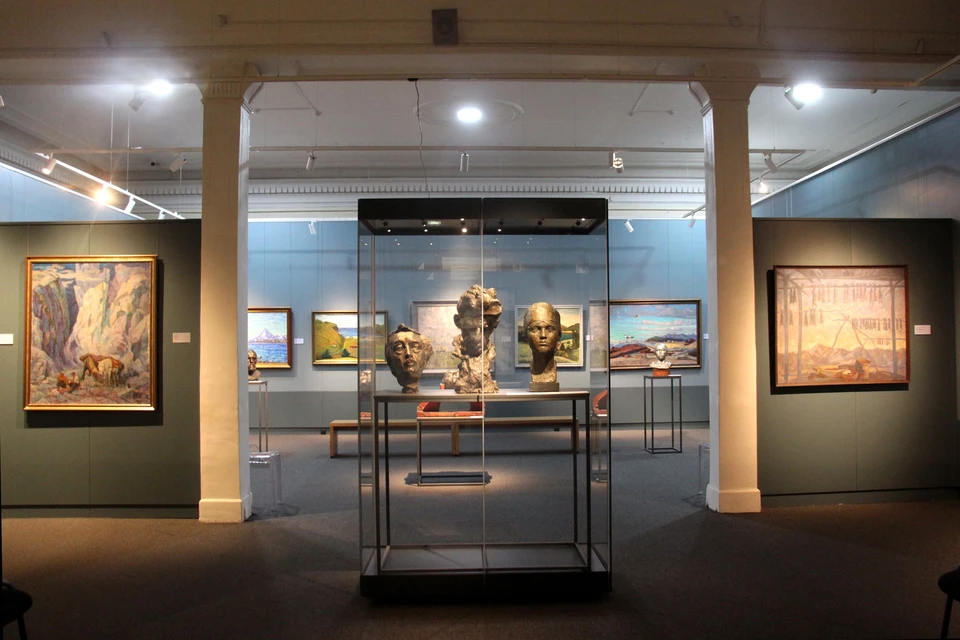 Больше 60 произведений исскуства собраны в композиции.