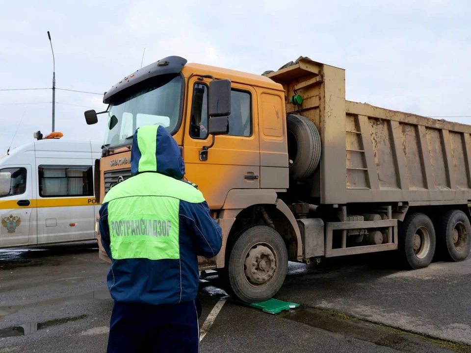 Машины с перегрузом остановили на Солотчинском мосту. Фото: минтранс Рязанской области