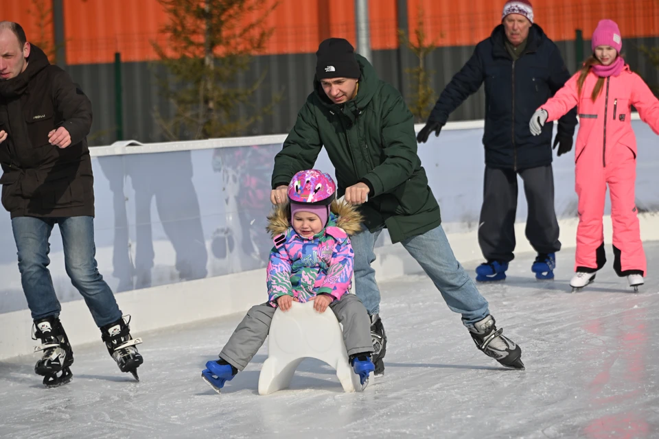 В Нижнем Новгороде приступили к монтажу катков.