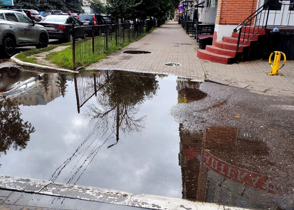 Непроходимые из-за луж тротуары стали проблемой для калужан.
