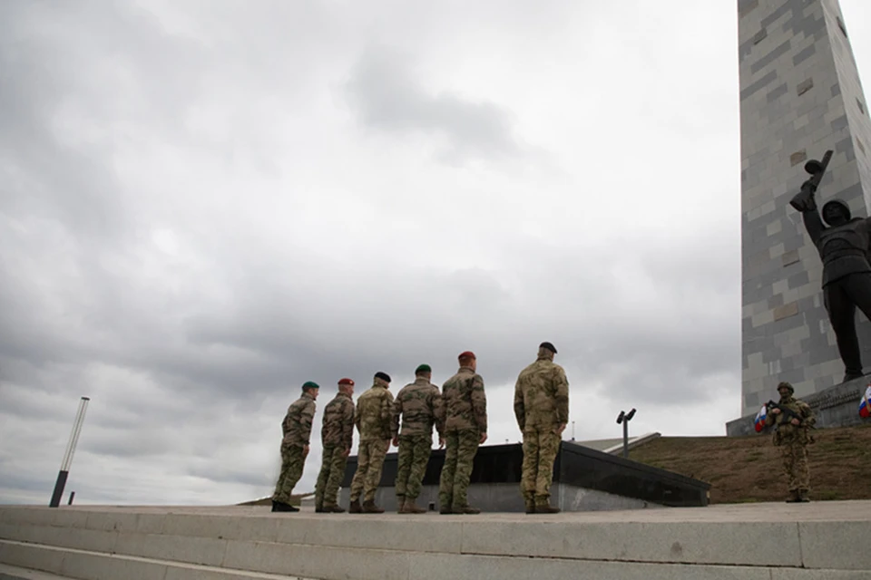 Командующий группировкой войск «Запад» Росгвардии возложил цветы на Саур-Могиле. Фото: Росгвардия