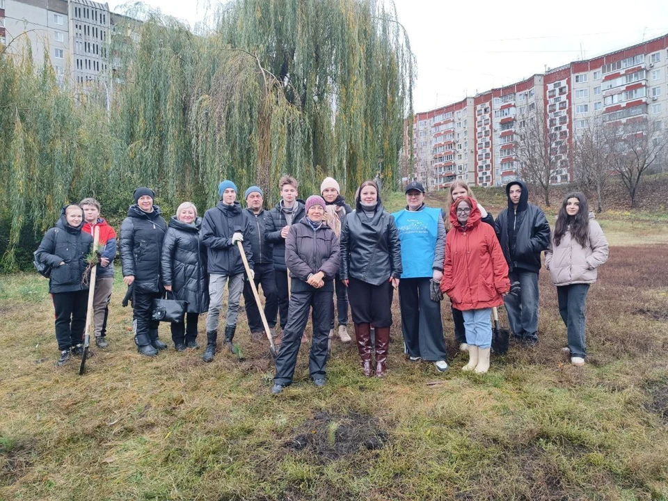 Ученики школы №49 тоже пришли помочь вместе с родителями и преподавателями.