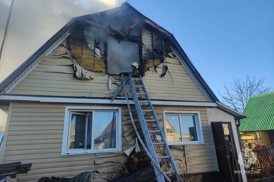 В пожаре есть пострадавший. Фото: ГУ МЧС Свердловской области