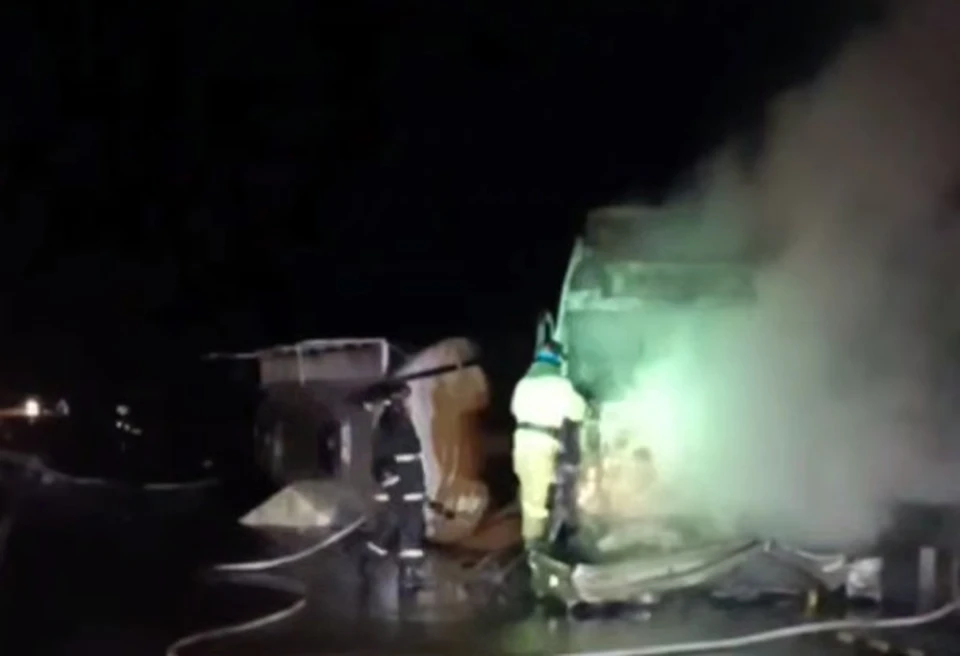 Фура сгорела после столкновения с отбойником на трассе в Нижегородской области. Фото: t.me/dtp_nn