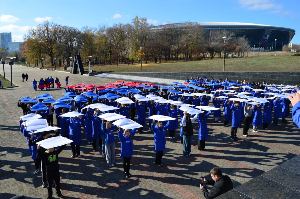 В Донецке молодежь выстроилась в цвета российского флага