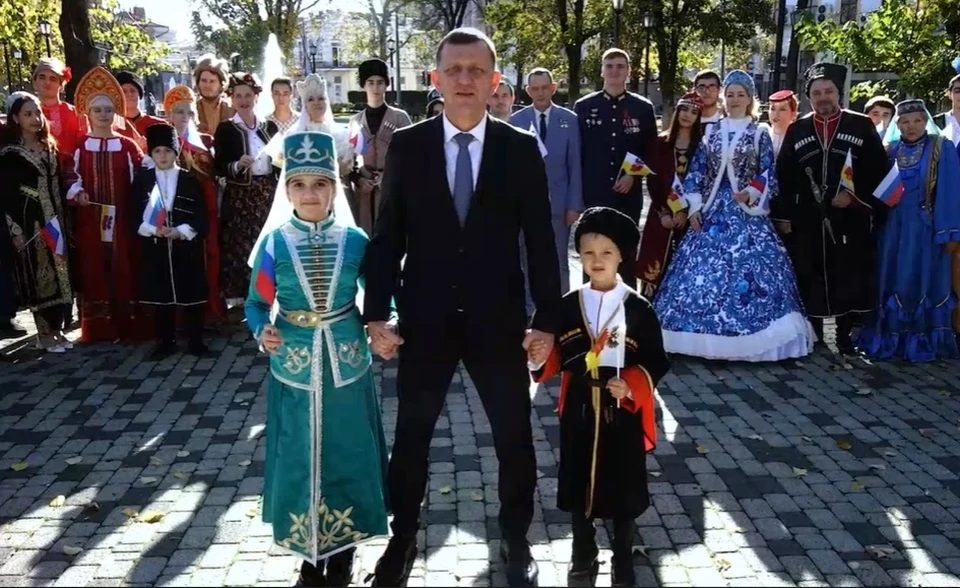 Евгений Наумов поздравил горожан. Фото: скриншот видео