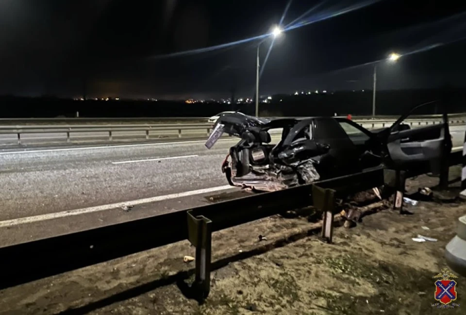 Автомобиль получил серьезные повреждения, но людей с места аварии увезли живыми.