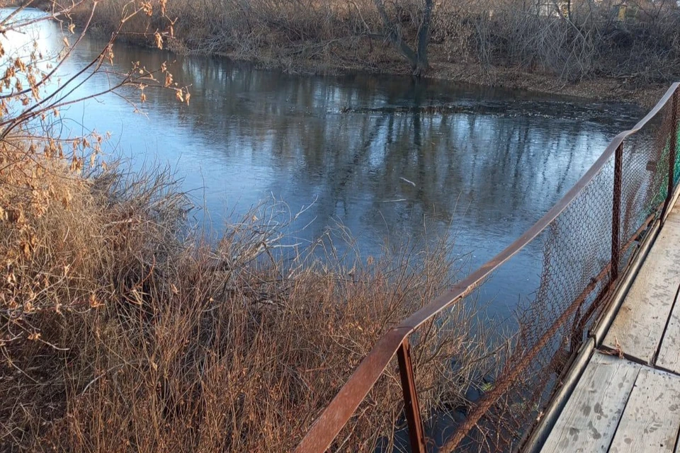 По предварительной информации, дети пытались ходить по тонкому льду, образовавшемуся у берега.