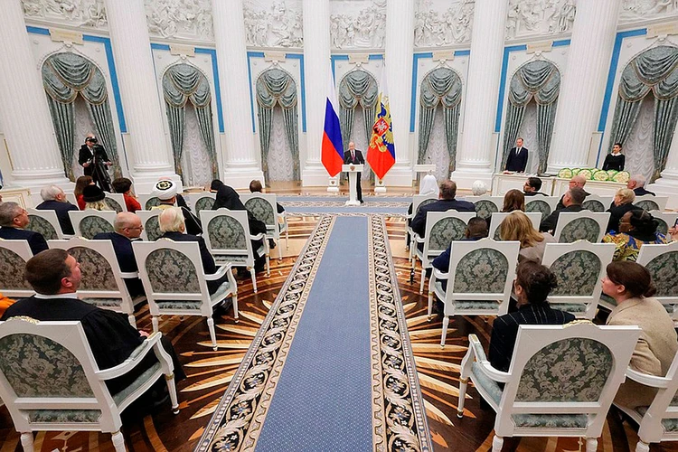 Владимир Путин в Кремле вручил награды и премии представителям всех конфессий и деятелям культуры