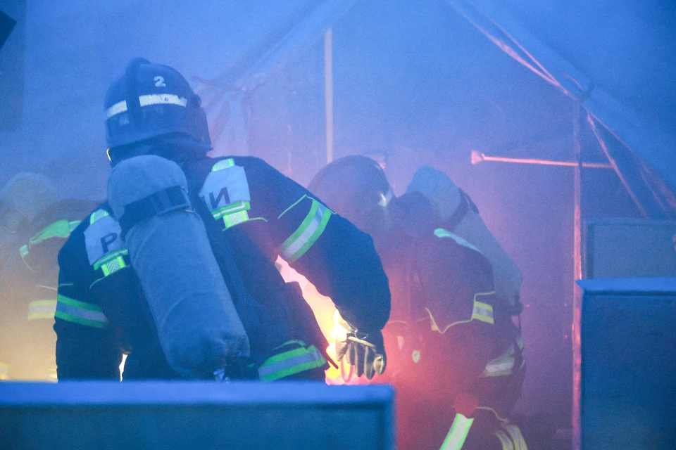 Когда спасатели прибыли на место, из здания шел дым