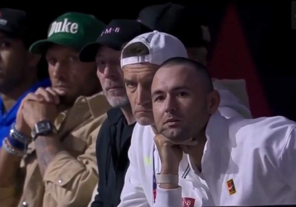 Антон Дубров (справа) не досмотрел матч Арины. Фото: кадр видео