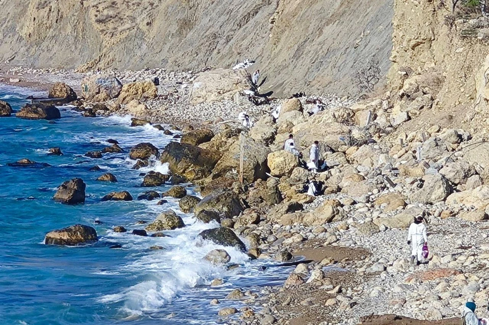 Мазут добрался и до Севастополя. На протяжении нескольких месяцев волонтеры очищали береговую линию от пятен нефтепродуктов. Фото: ТГ-канал губернатора М. Развожаева