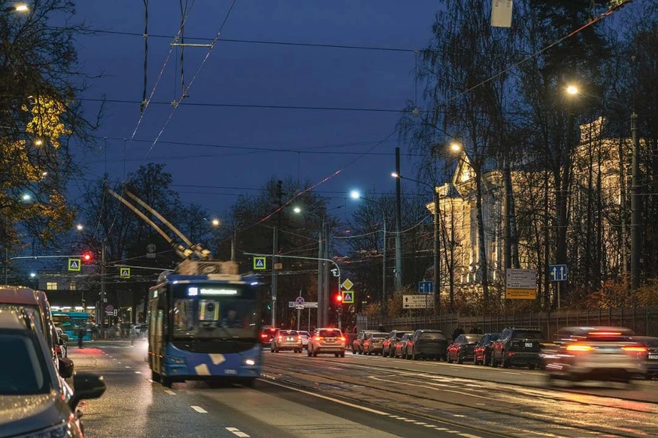 Современные лампы потребляют в 1,6 раза меньше электроэнергии. Фото: Смольный