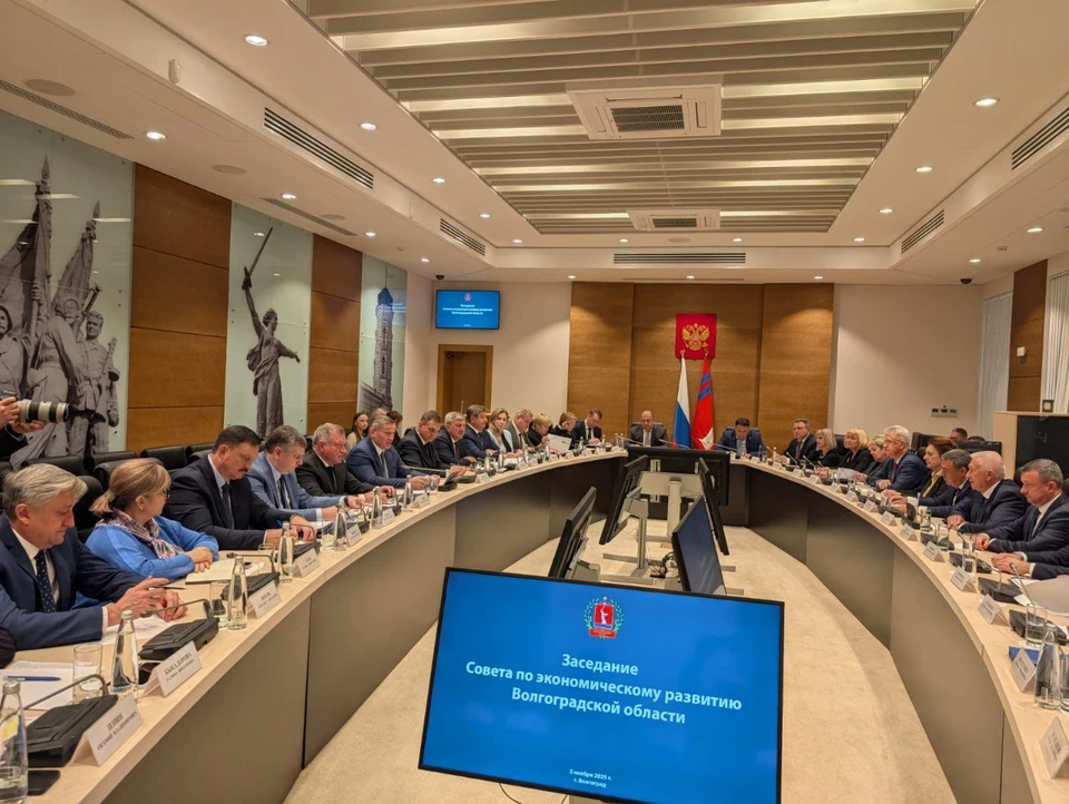 По словам губернатора, экономика столкнется с вызовами. Фото: администрация области.