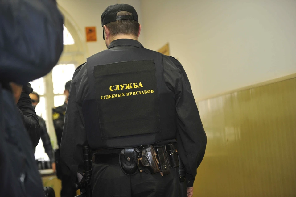 Приставы арестовали счета компании для выплаты компенсации пострадавшему