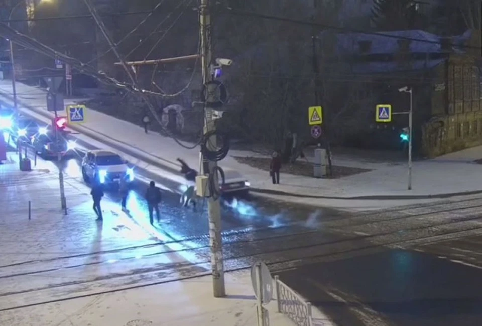 Лихач сбил двух человек и скрылся с места аварии. Фото: telegram-канал «Екатеринбург.Главное»