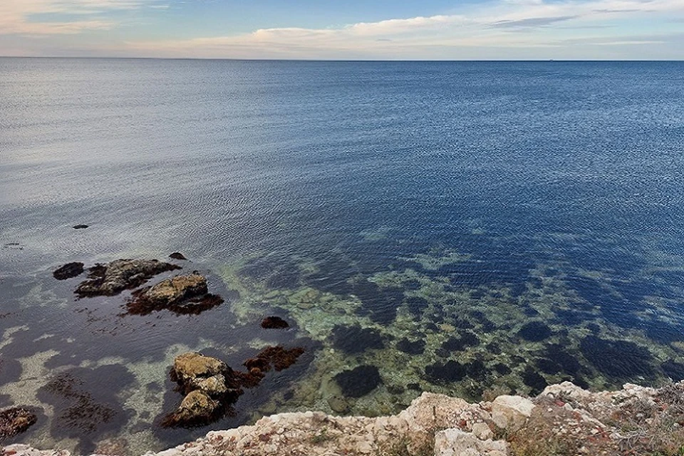 Прогуливаться по камням у моря осенью нужно с осторожностью.