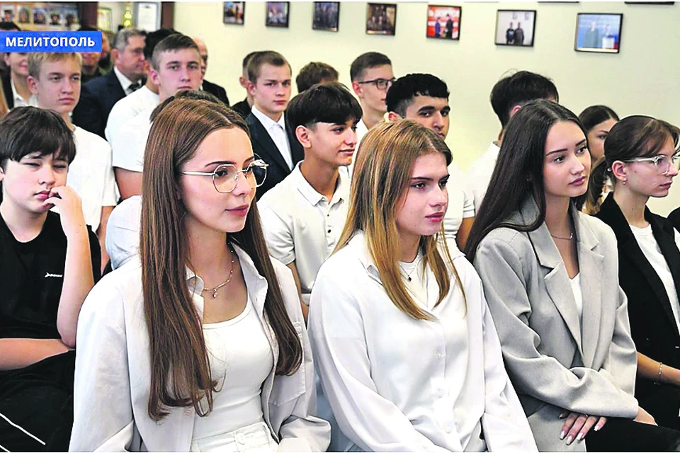 Старшеклассники мелитопольской школы № 20 имени Александра Мищенко получили первые погоны. Телеграм-канал «За!ТВ»