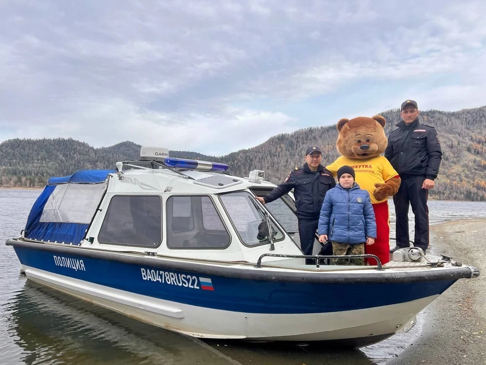 Такие акции дарят детям веру в чудо. Фото: транспортная полиция Сибири