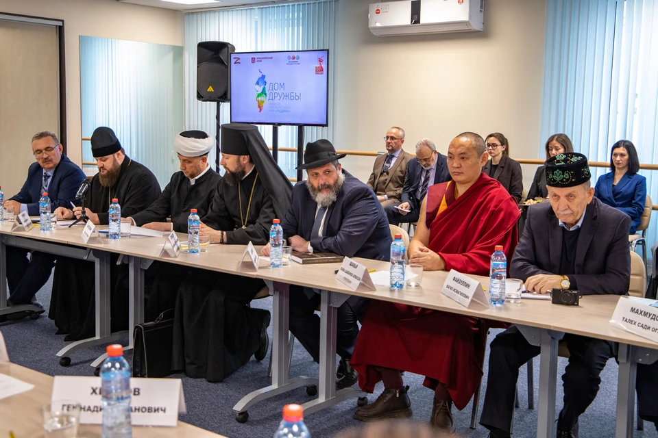 Губернатор Красноярского края встретился с главами национальных объединений. Фото: пресс-служба Дома дружбы народов