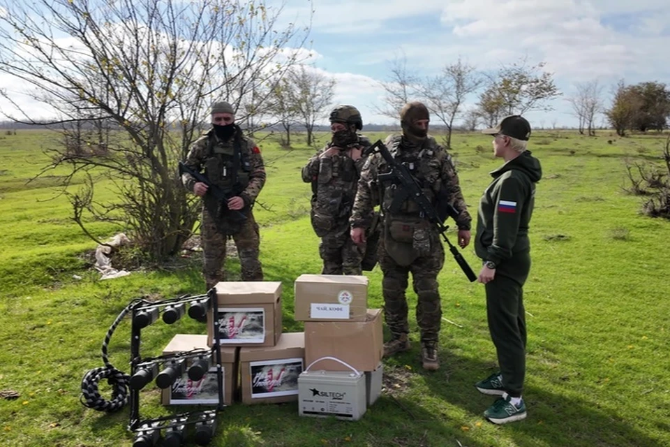 Активисты Народного фронта вручили бойцам "Днепра" многоканальный РЭБ. Фото: Народный фронт Крыма