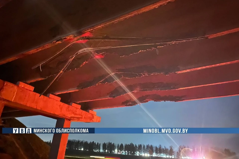 Поврежденный путепровод на трассе Гродно-Минск по-прежнему закрыт. Фото: УВД Миноблисполкома.