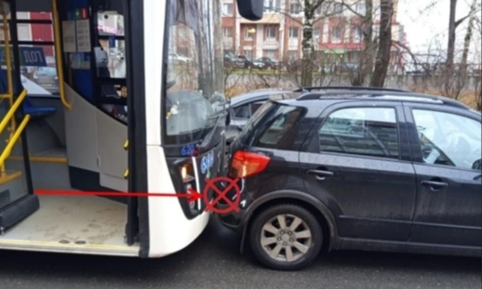 На Первомайской произошло ДТП с участием маршрутного транспорта. Фото: ГАИ по Коми.