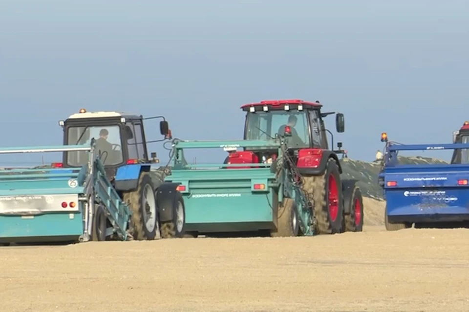 На пляжах в Витязево продолжается очистка песка от нефтепродуктов. Фото: оперативный штаб Кубани