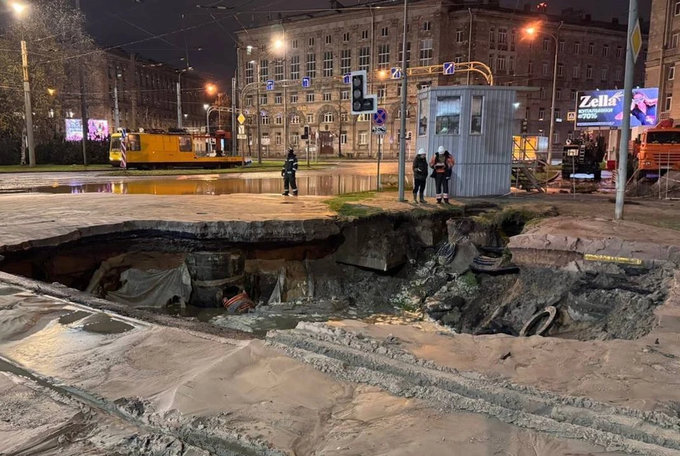 Над устранением провала работают специалисты. Фото: пресс-служба прокуратуры Петербурга