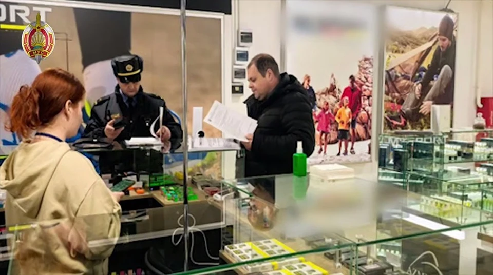 В Беларуси прорабатывается вопрос о введении административки за покупку для несовершеннолетнего вейпа, также как и с алкоголем. Скриншот видео с телеграм-канала «МВД Беларуси».