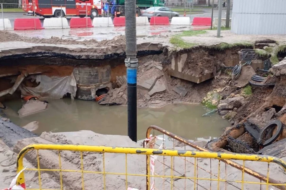 Аварию на проспекте Энгельса ликвидируют коммунальные службы. Фото: пресс-служба прокуратуры Петербурга